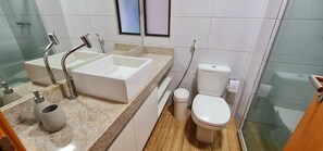 Dusche, Handtücher, Toilettenpapier