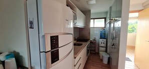 Geladeira, micro-ondas, fogão, cooktop