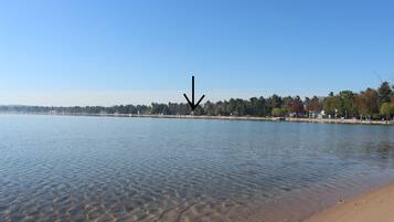 Playa privada, camastros y toallas de playa