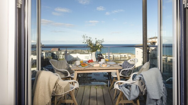 Outdoor dining - Fistral Lookout - Parking, WiFi & Sea View (Newquay)
