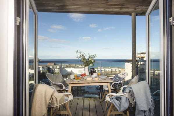 تناول الطعام بالخارج