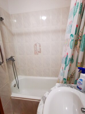 Bañera, secador de pelo, toallas y jabón