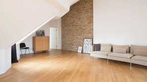 Interior - Plum Guide - Allegory (Berlin)