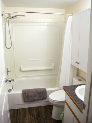 Duschwanne, Haartrockner, Handtücher, Seife