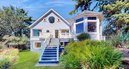 Bay & Harbor View Home with High-Speed WiFi, Private Washer/Dryer, & Board Games