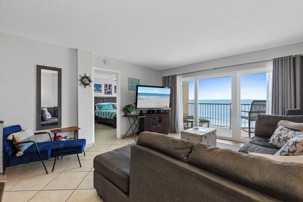 薄型テレビ、DVD プレーヤー、ストリーミングサービス