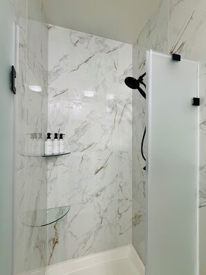 Combined shower/bathtub, jetted bath, eco-friendly toiletries