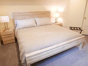 2 soverom, skrivebord, skrivebord for bærbar PC og strykejern/-brett