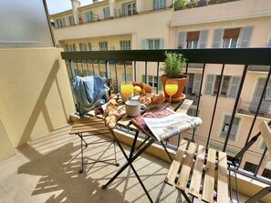 Outdoor dining - Spacious 2-Bedroom Apartment – Port of Nice, Terraces, AC, Near Beach (Nice)