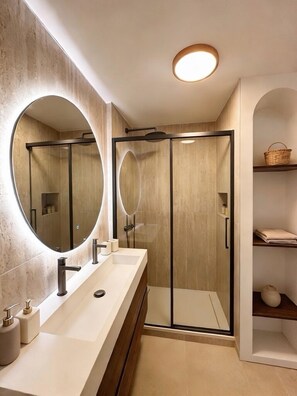 Shower, hair dryer, towels, soap - Spacious 2-Bedroom Apartment – Port of Nice, Terraces, AC, Near Beach (Nice)