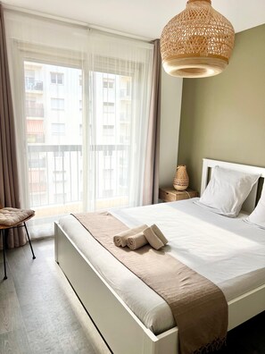2 bedrooms, desk, iron/ironing board, travel cot - Spacious 2-Bedroom Apartment – Port of Nice, Terraces, AC, Near Beach (Nice)