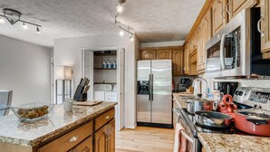 Rumah Desain (3 Bedrooms) | Dapur pribadi | Mesin pembuat kopi/teh, microwave, oven, dan kompor