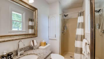 Design House (3 Bedrooms) | Bathroom | Hydromassage showerhead, free toiletries, hair dryer, towels