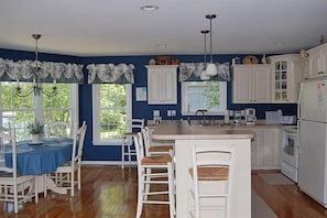 Fridge, microwave, oven, stovetop - Dee's Nest- Canalfront in Oyster Bay with Boat Dock (Chincoteague)