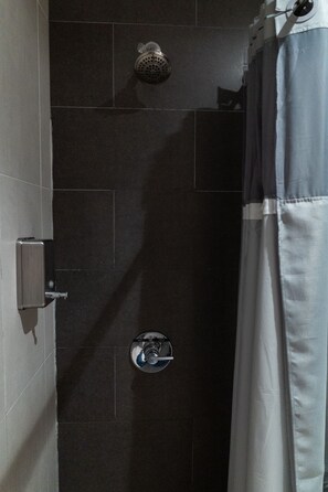 Een douche, handdoeken