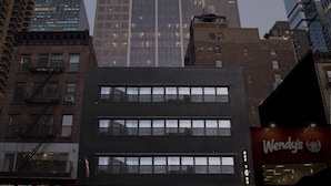 Un edificio con varias ventanas y el letrero de Wendy's.