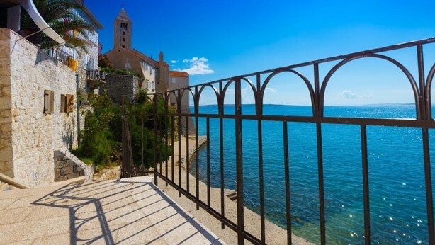 A coastal town with stone buildings, a church, and a clear view of the sea. - Apartment in Banjol with Balcony, Air condition, WIFI, Dishwasher (4888-1) (Banjol)