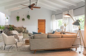 Smart TV, libros y estéreo 