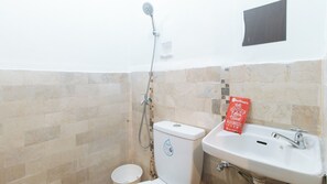 A bathroom with a shower, toilet, and sink. - Reddoorz @ V-cloud Hills Near De La Salle (Dasmarinas)