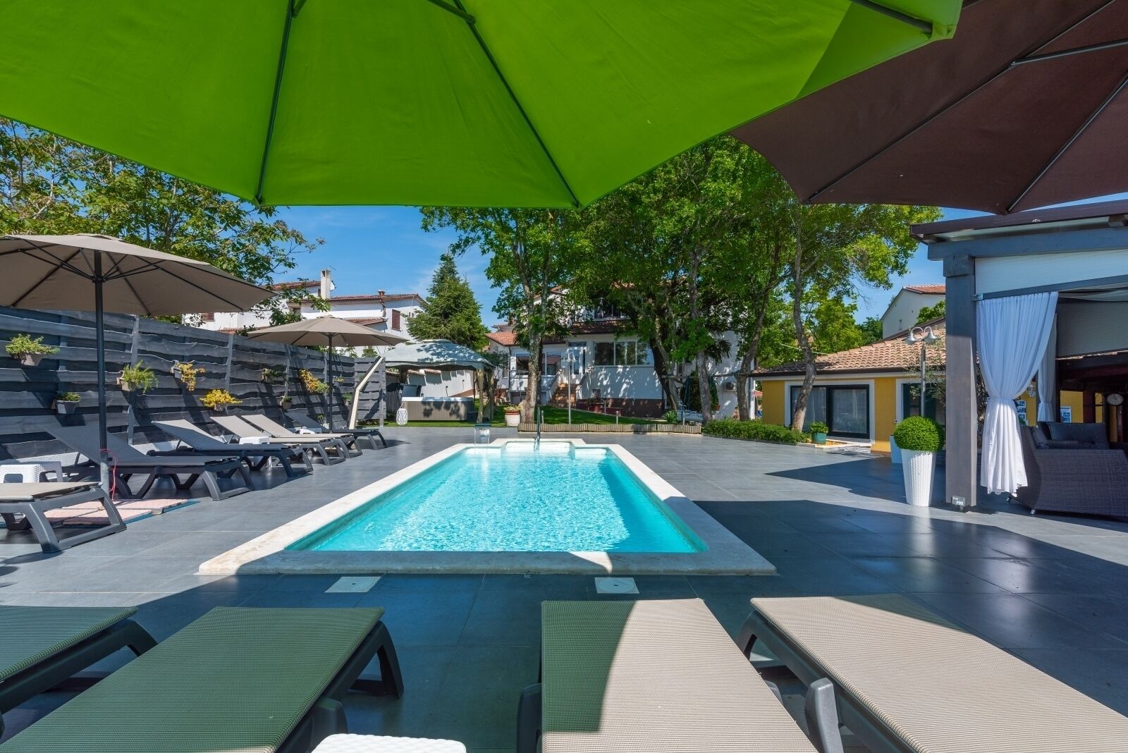 حمّام سباحة مُدفَّأ