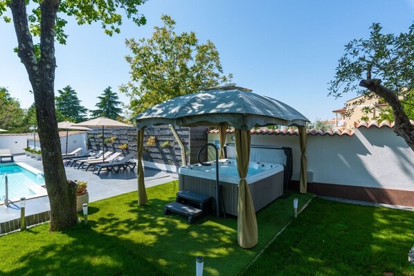 A backyard with a hot tub, a swimming pool, and a covered seating area. - Apartment in Poreč with Terrace, Air condition, WIFI, Washing machine (4928-8) (Porec)