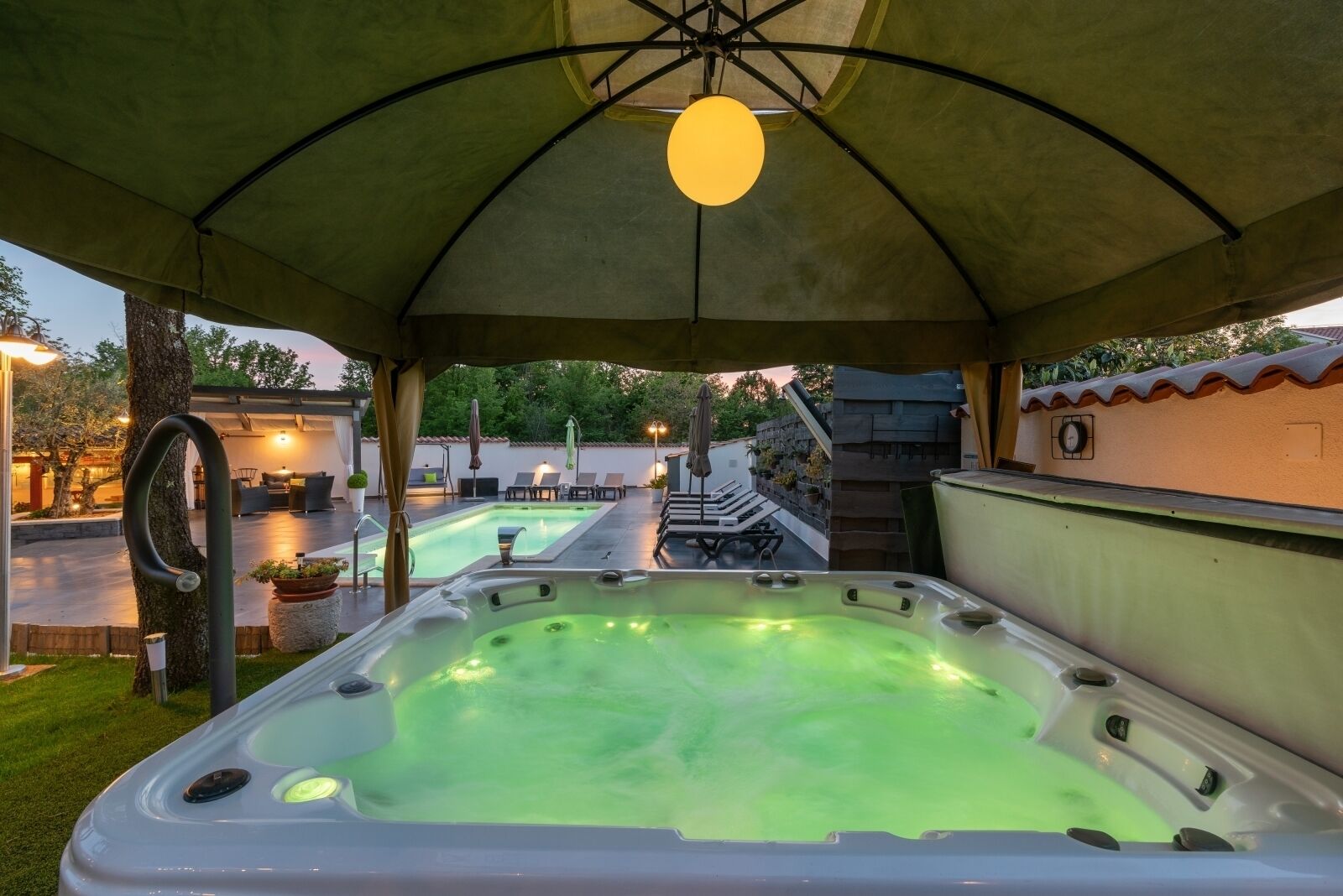 Et oppvarmet basseng