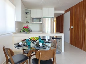Apartamento exclusivo, 2 quartos | Cozinha privada | Geladeira grande, micro-ondas, fogão, cooktop