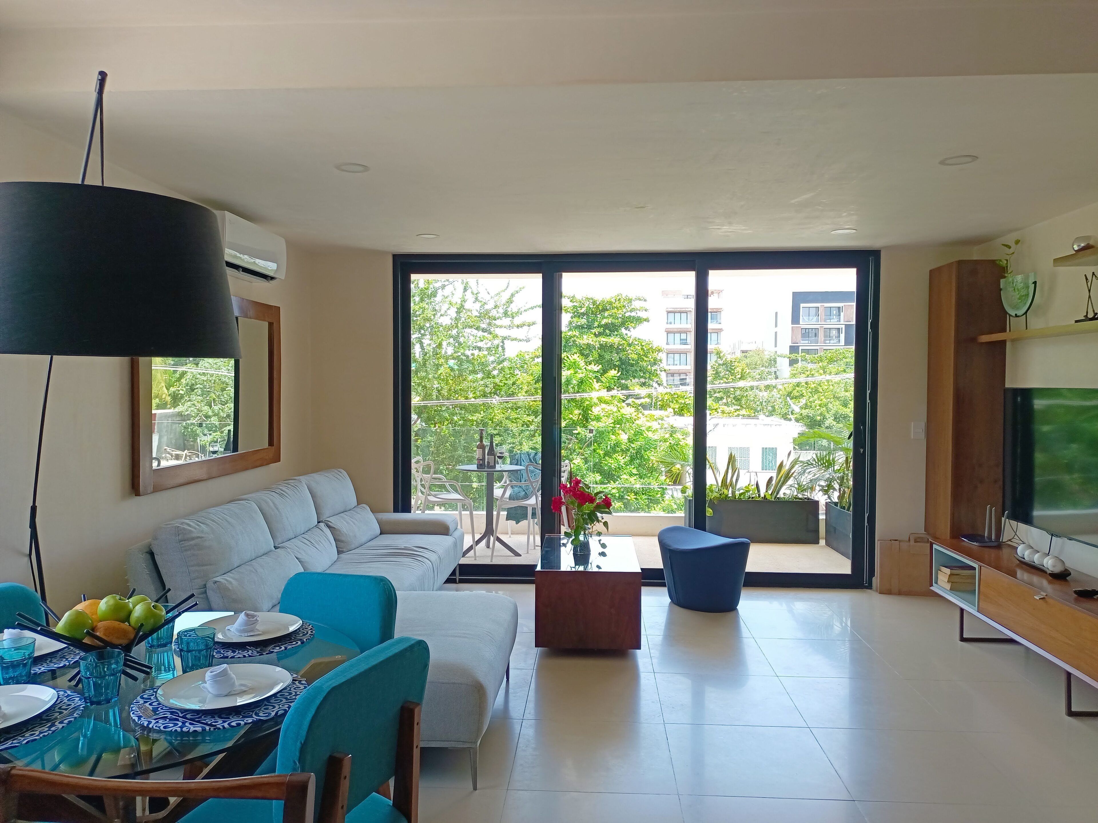 Căn hộ phong cách cổ điển, 2 phòng ngủ | Khu phòng khách | Smart TV 