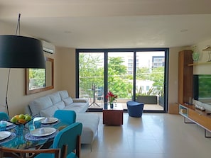 Departamento clásico, 2 habitaciones | Área de sala de estar | Smart TV 