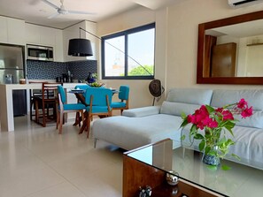 Apartamento clássico, 2 quartos | Área de estar | Smart TV