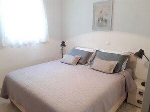 1 chambre, fer et planche à repasser, Wi-Fi gratuit, draps fournis