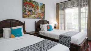 Une chambre d’hôtel avec deux lits, une grande fenêtre avec des rideaux, un tableau au mur et une table de chevet avec une lampe.