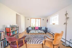 Smart TV, streaming services - The Louie II: Accord Farmhouse near Arrowood w/ Hot Tub & Large Yard (Accord)