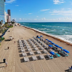 Na praia, toalhas de praia