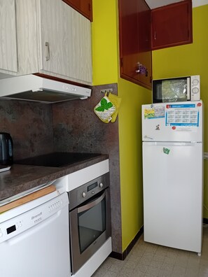 Een koelkast, een microgolfoven, een oven, een kookplaat