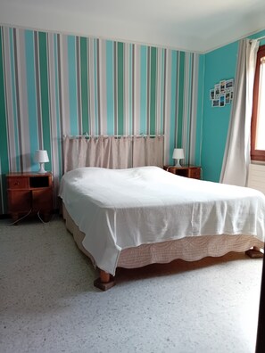 2 slaapkamers, een bureau, een strijkplank/strijkijzer