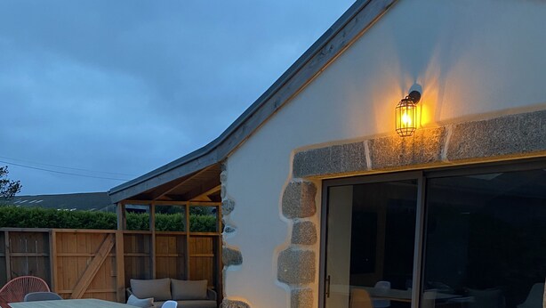 A hot tub with a wooden deck and outdoor seating area. - Longere LE Penty - Plougonvelin (Plougonvelin)