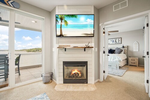 Spectacular Lands' End Condo Main Channel View! Screened-Deck Elevator Waterpark