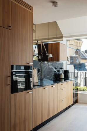 Kjøleskap, mikrobølgeovn, ovn og kokeplater