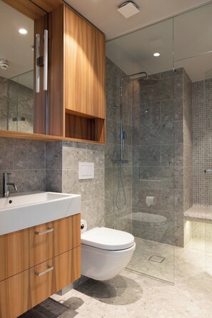 Dusj, hårføner, håndklær og såpe