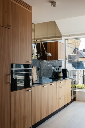 Réfrigérateur, micro-ondes, four, plaque de cuisson