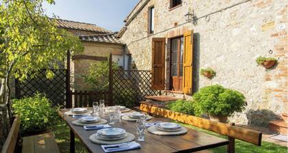 Farmhouse in the greenery of the Tuscany countryside with private pool and view