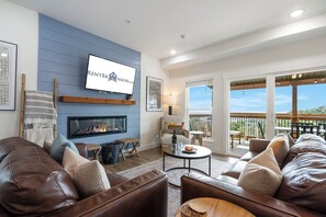 Smart-tv, een open haard en een dvd-speler