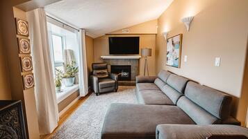 Een smart-tv, een open haard en boeken