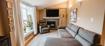 ⭐ Hidden Hollow Suite | DOWNTOWN ⭐