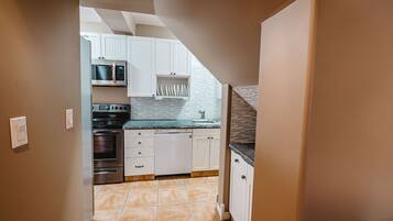 Køleskab, mikrobølgeovn, ovn, kogeplade