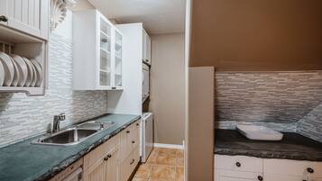 Een koelkast, een magnetron, een oven, een kookplaat