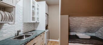 ⭐ Hidden Hollow Suite | DOWNTOWN ⭐