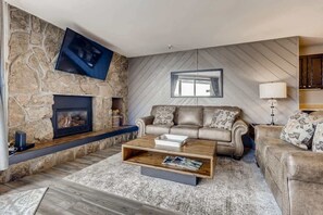 Televisión de pantalla plana, chimenea y oficina