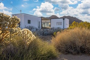 Exterior - Neutra Home Joshua Tree Luxury Retreat Pool and Spa (Joshua Tree)